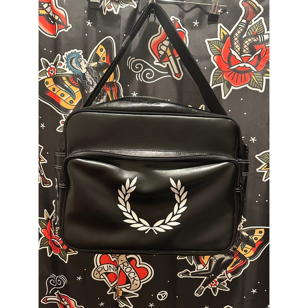 FRED PERRY LAUREL WREATH BRANDED SHOULDER BAG BLACK